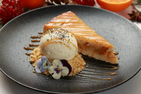 Яблочный тарт с мороженым и соленой карамелью