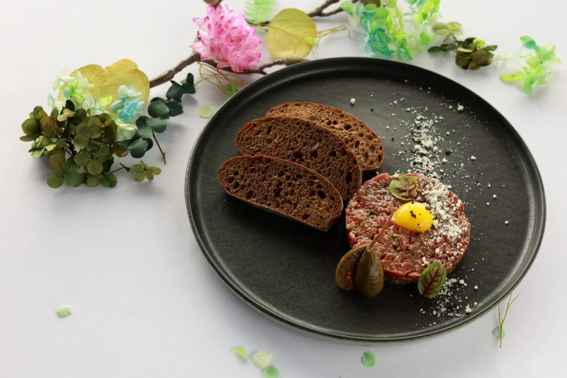 Тартар из говядины с ржаными гренками