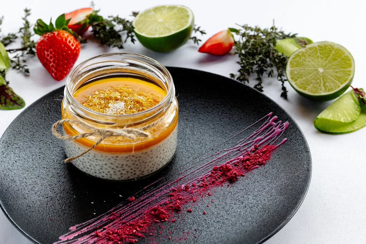 Кокосовая панна-котта с чиа и манго