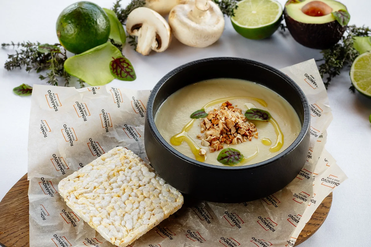 Крем-суп из цветной капусты с кешью и трюфельным маслом