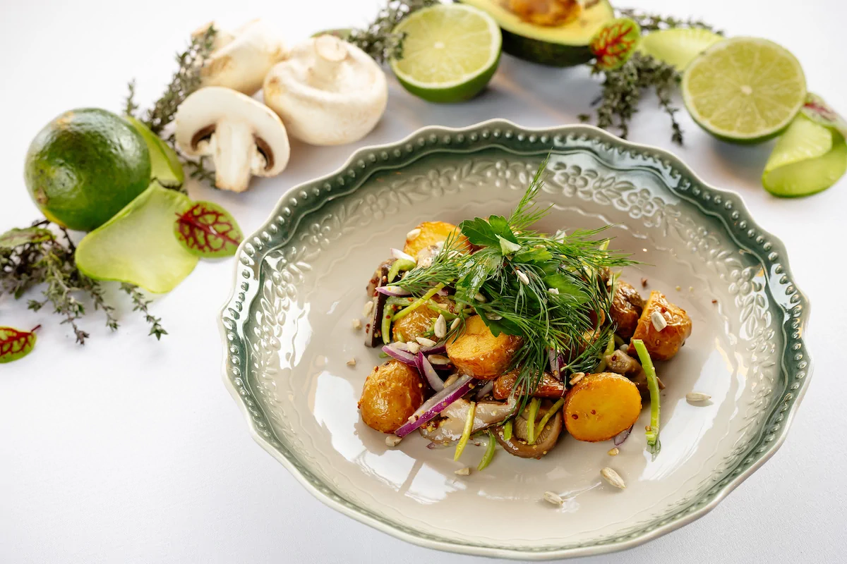 Теплый салат из картофеля с маринованными груздями и зеленью.