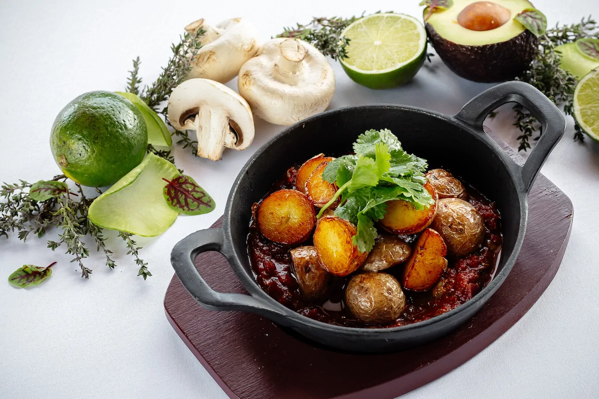 Томленый картофель с травами и томатной сальсой