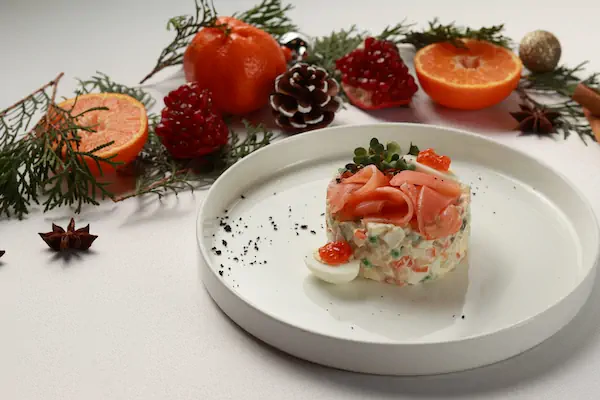 Оливье со слабосоленым лососем, каперсами и перепелиным яйцом