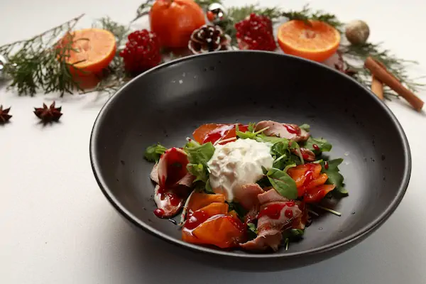 Салат с уткой, хурмой и страчателлой