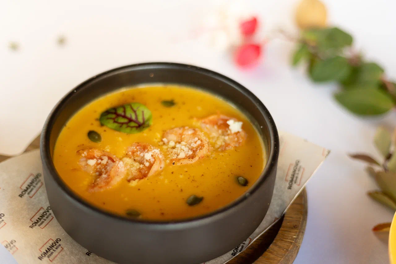 Крем - суп из тыквы с тигровыми креветками и сыром пармезан