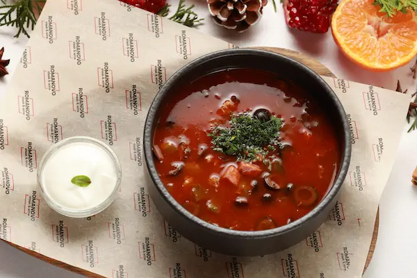 Солянка с копчеными ребрами и сметаной