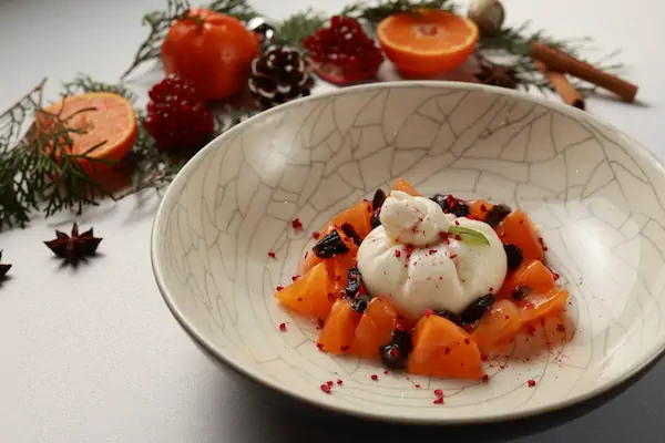 Буррата с хурмой и соусом Глинтвейн