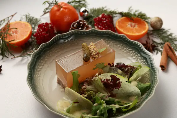 Холодец с микс салатом, зеленой редькой, хреном и зернистой горчицей