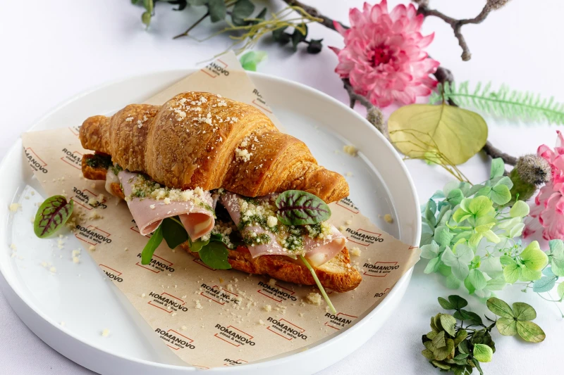 Круассан с мортаделлой, рукколой, моцареллой и песто