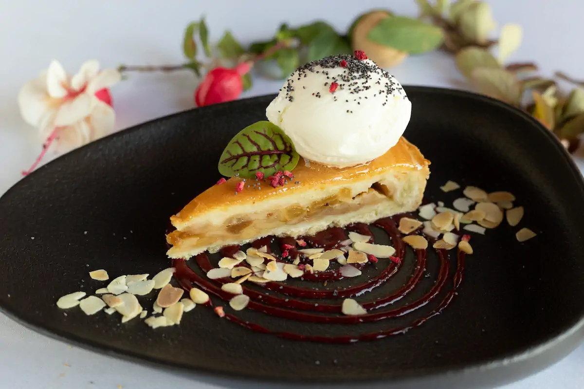 Яблочный пирог с ванильным мороженым и карамелью