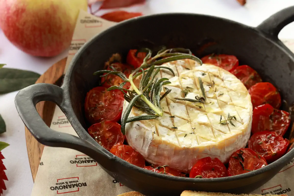 Запеченный камамбер с черри и пряностями