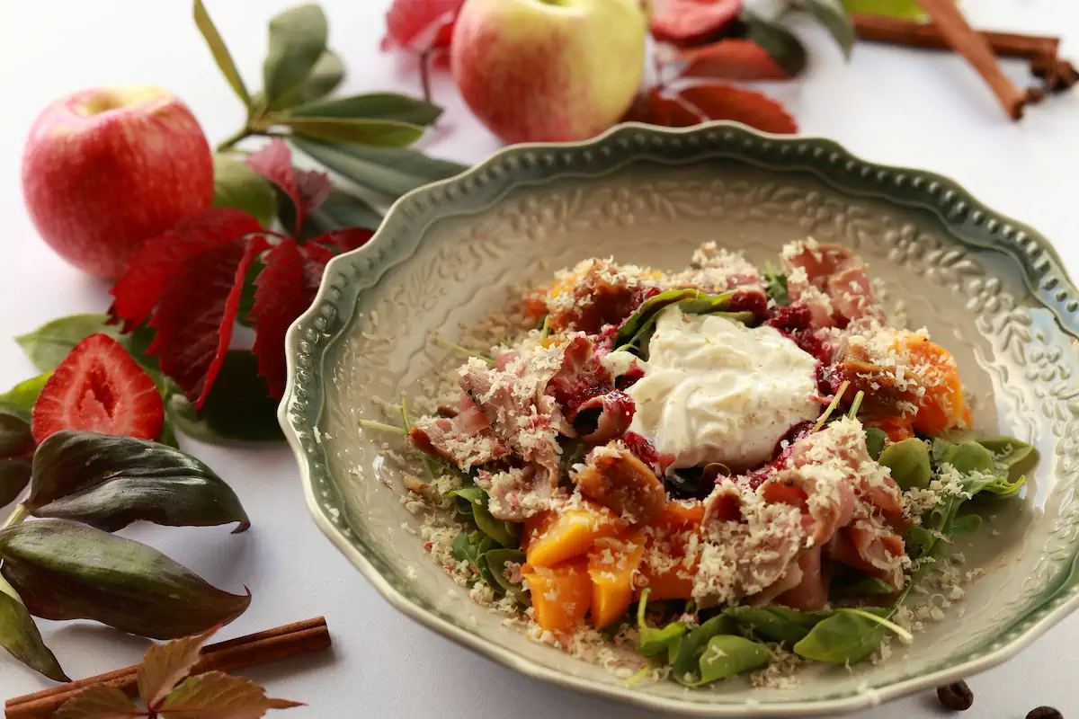 Салат с утиной грудкой, тыквой, инжиром и грецким орехом