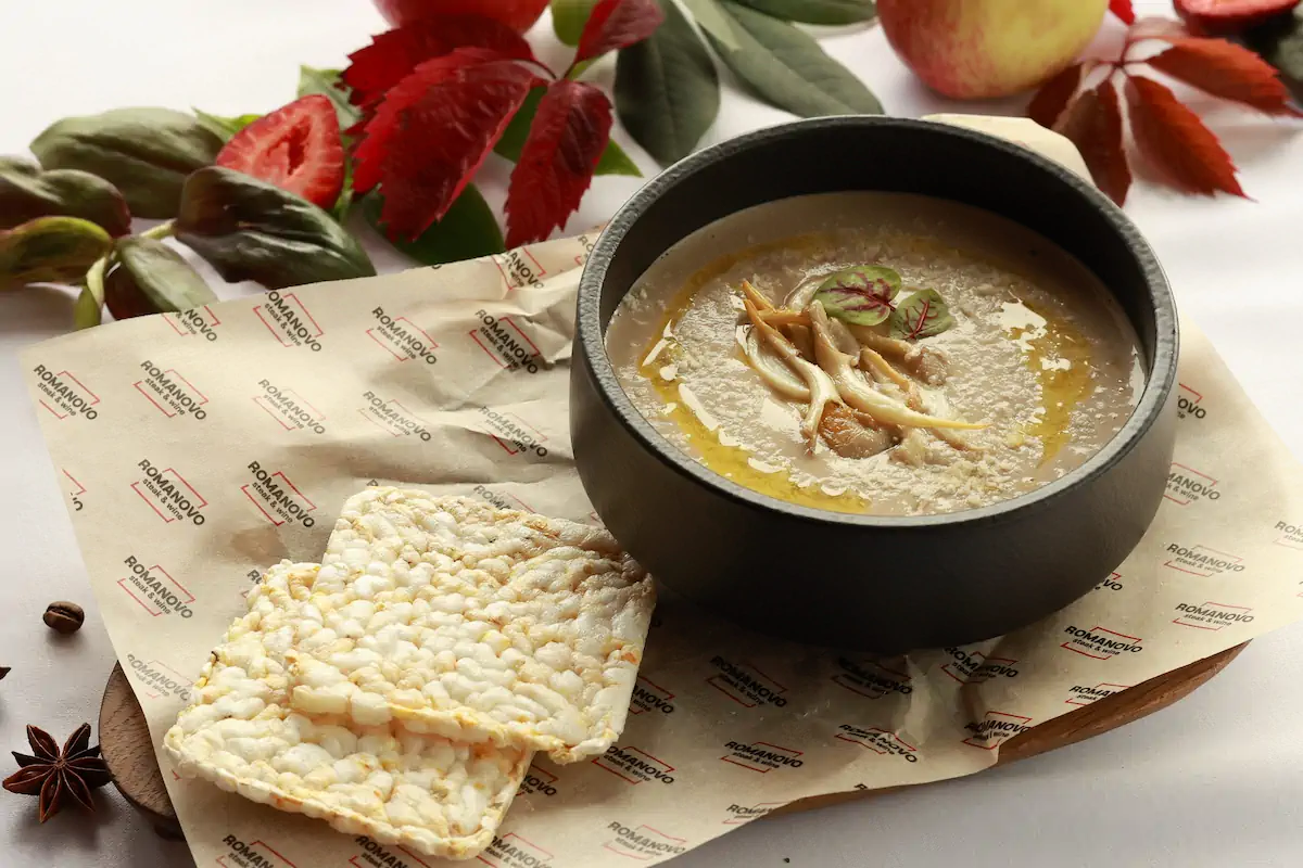 Крем-суп из шампиньонов, белых грибов с трюфельным маслом и пармезаном