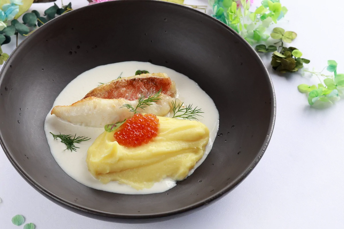 Морской окунь с красной икрой и картофельным пюре