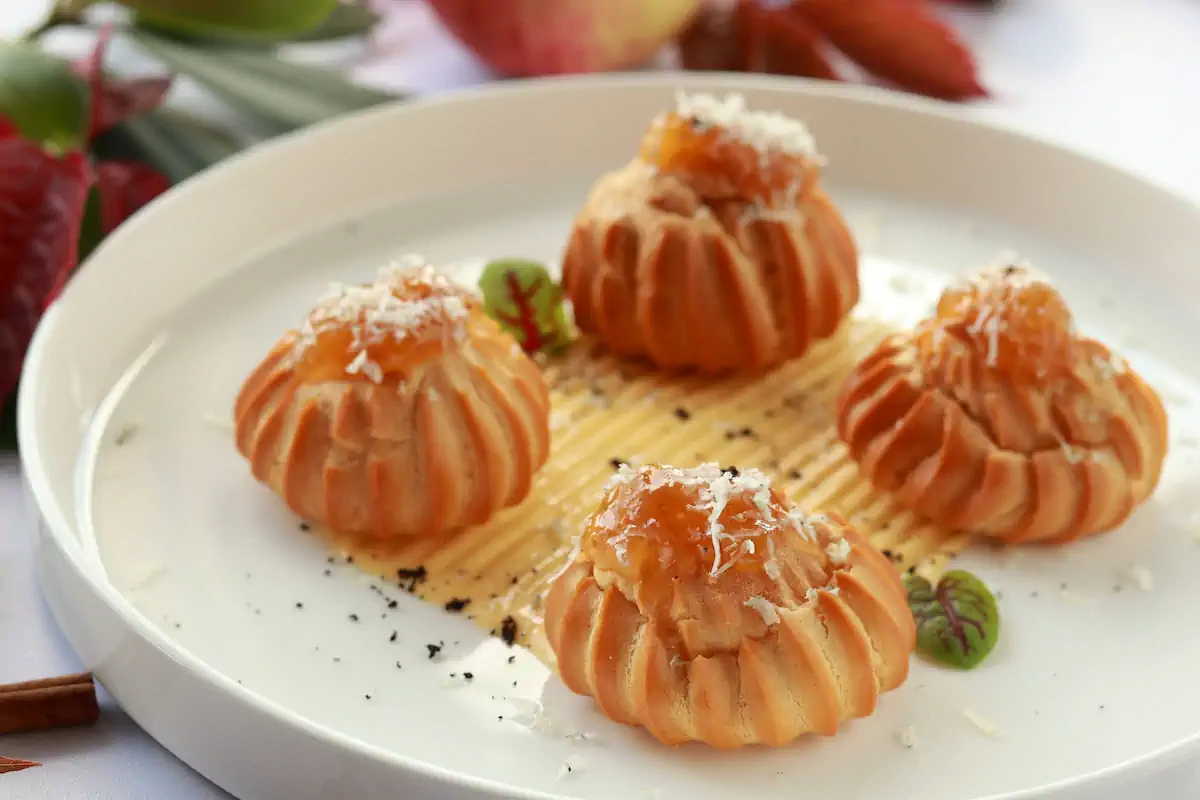 Профитроли с кремом из тыквы, инжирным джемом и маслом чили