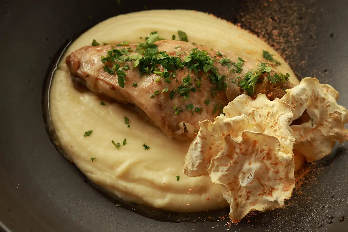 Кролик тушеный в белом вине с пюре из корня сельдерея