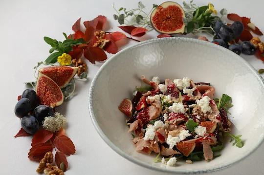 Салат со свеклой, уткой, инжиром, козьим сыром и кешью