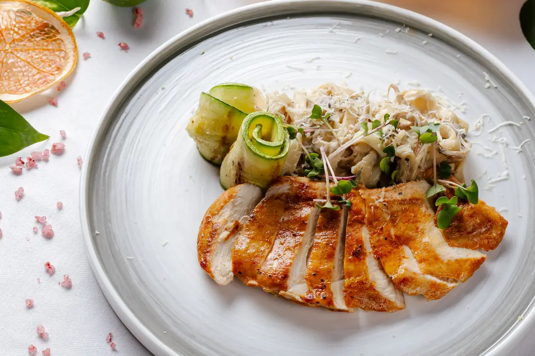 Филе цыпленка с кабачком, удоном и грибами